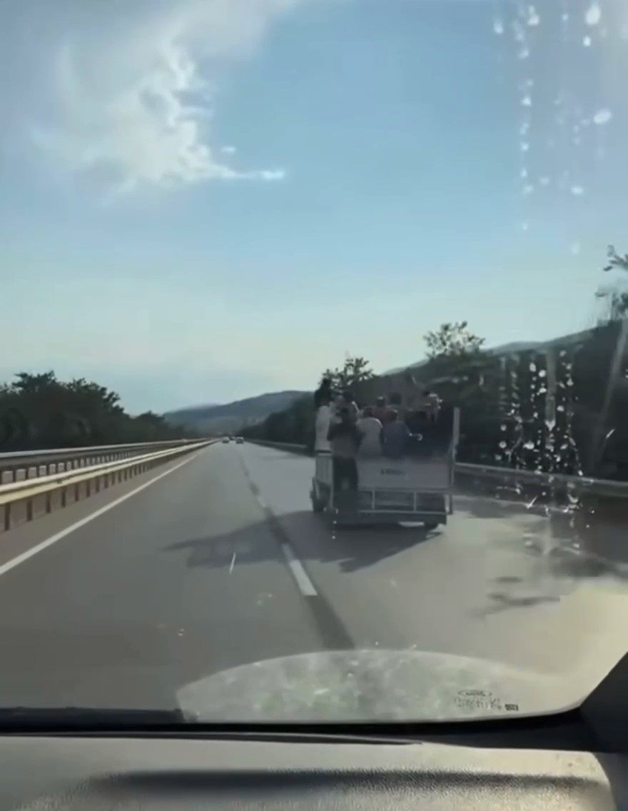 BURSA'DA KAMYONETİN KASASINDA TEHLİKELİ YOLCULUK YAPAN MEVSİMLİK İŞÇİLER AMATÖR KAMERAYA