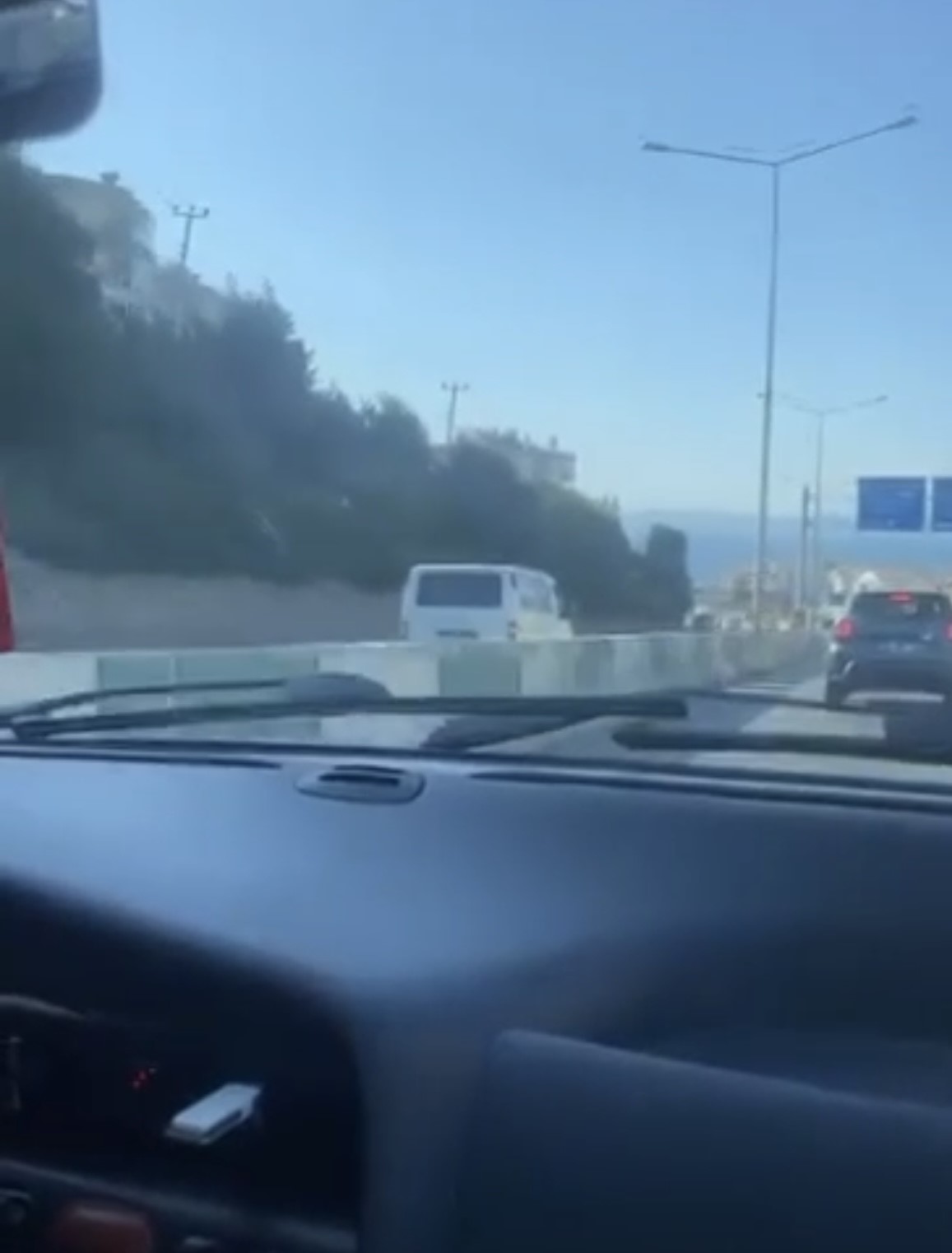 BURSA'DA TİCARİ ARAÇ ANAYOLDA TERS ŞERİDE GİRDİ. KİLOMETRELERCE TERS ŞERİTTE