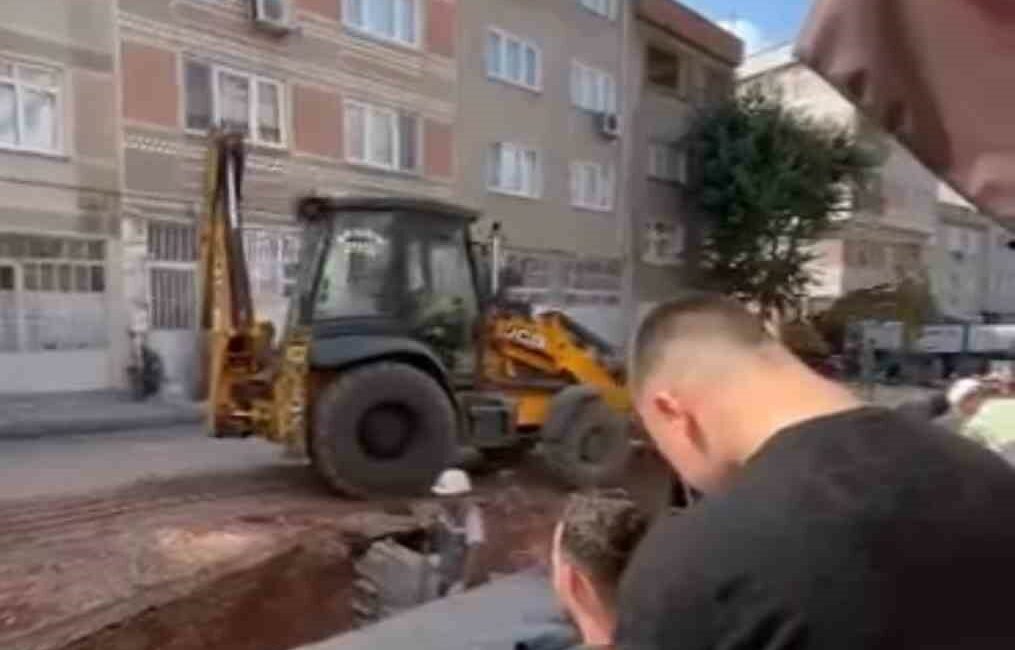 Traş olurken yol yapım çalışmasını izledi, gören bir daha baktı DÜKKANIN ÖNÜNDE TRAŞ OLAN ADAM YOL ÇALIŞMASINI İZLEDİ