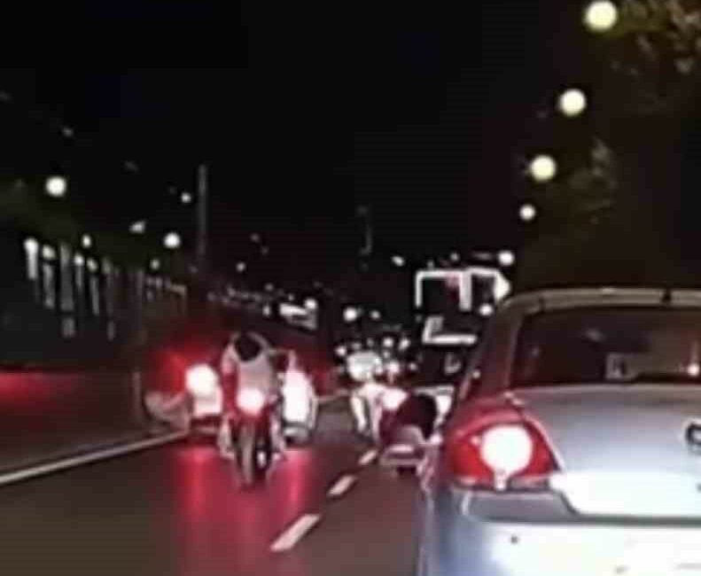 Trafiği tehlikeye soktuğu yetmedi, kontrollü şerit değiştiren aracın aynasını kırdı TRAFİĞİ TEHLİKEYE SOKTUĞU YETMEDİ, KONTROLLÜ ŞERİT DEĞİŞTİREN ARACIN AYNASINI KIRDI