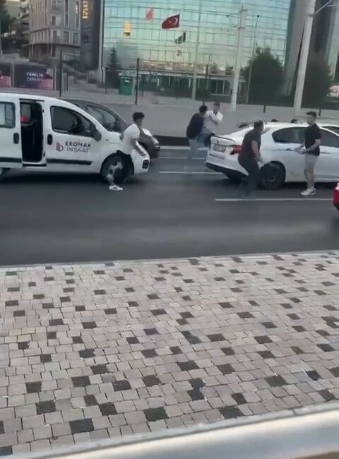 Trafik tartışması, baltalı, yumruklu kavgaya dönüştü TRAFİK TARTIŞMASINDA SOPALAR BALTALAR ÇIKTI YUMRUKLAR HAVADA UÇUŞTU, KORKU DOLU