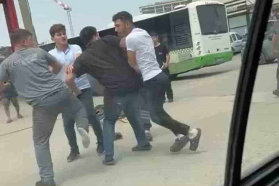 BURSA'DA İKİ KİŞİ ARASINDA ÇIKAN KAVGA KAMERADA