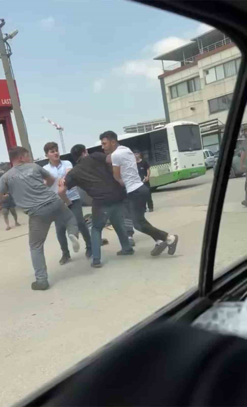 BURSA'DA İKİ KİŞİ ARASINDA ÇIKAN KAVGA KAMERADA