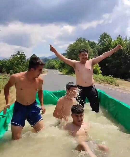 Traktör römorkuna doldurdukları suyla serinlediler BURSA'NIN İNEGÖL İLÇESİNDE SICAKTAN BUNALAN 7 GENÇ TRAKTÖR RÖMORKUNA DOLDURDUKLARI