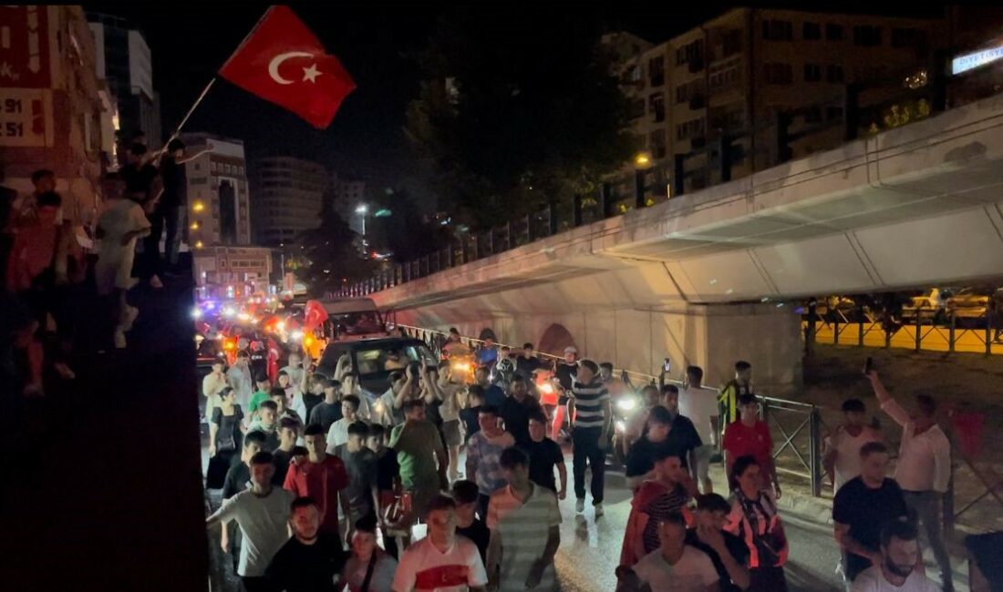 Türkiye çeyrek finale yükseldi, Bursa sokaklara aktı TÜRKİYE ÇEYREK FİNALE YÜKSELDİ BURSA SOKAĞA AKTI