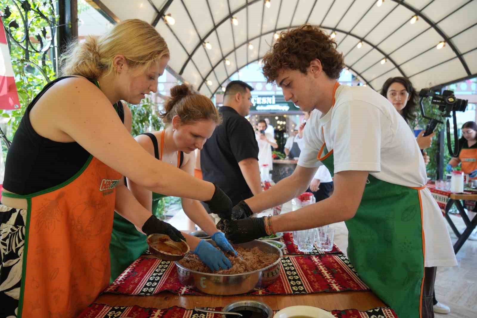 GENÇLER ARASI DEĞİŞİM PROGRAMI ÇERÇEVESİNDE DÜNYANIN DÖRT BİR YANINDAN BURSA'YA