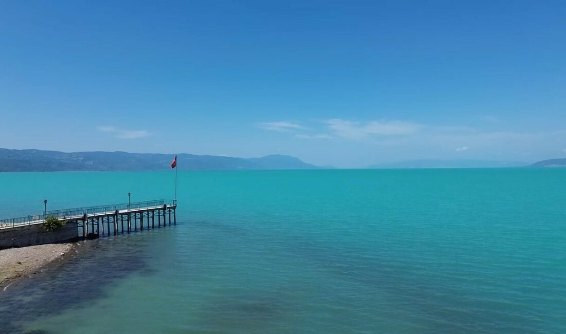İZNİK GÖLÜ, PLANKTON PATLAMASI SONRASI, TURKUAZA BÜRÜNMESİYLE GÖRENLERİ BÜYÜLEDİ. TURKUAZ'IN