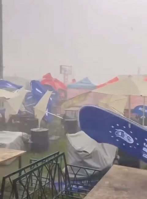 Uludağ’ı dolu vurdu ULUDAĞ’DA ETKİLİ OLAN DOLU YAĞIŞI, HER YERİ YERLE BİR ETTİ.