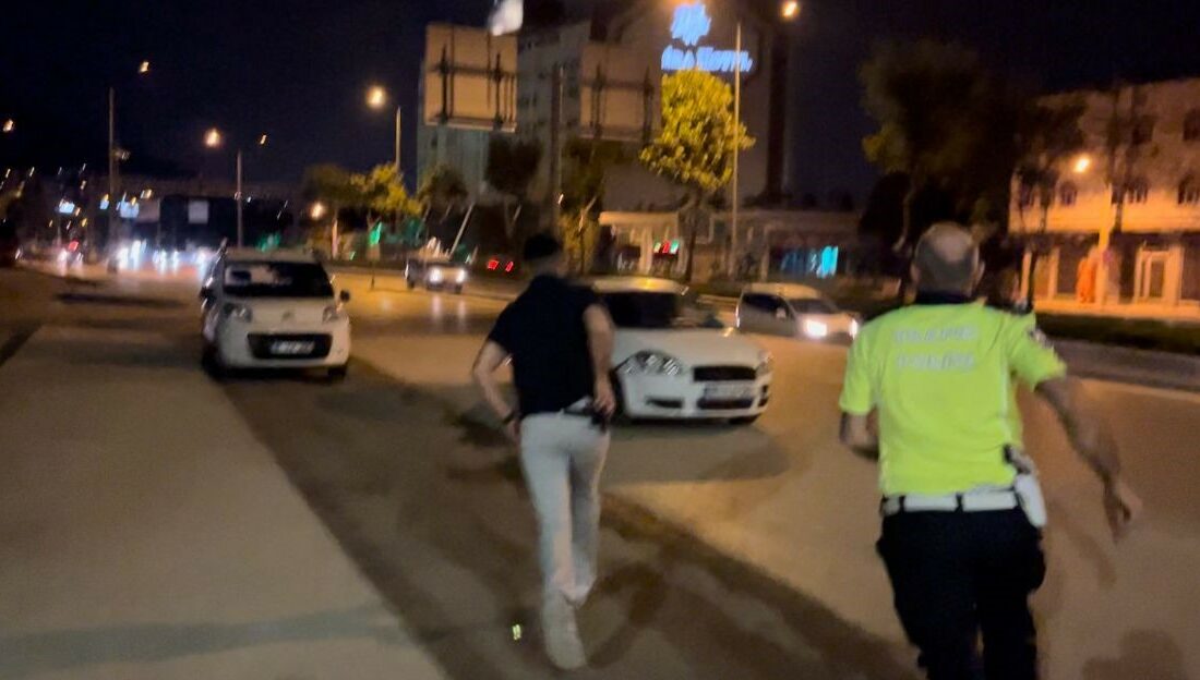 Uygulamayı görünce geri vitese takıp kaçtı, yakalanınca “Araba istop etti” dedi UYGULAMAYI GÖRÜNCE GERİ VİTESE TAKIP KAÇTI, YAKALANINCA “ARABA İSTOP ETTİ”