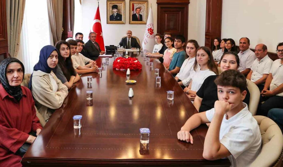 Vali Demirtaş, LGS birincilerini ağırladı BURSA VALİSİ MAHMUT DEMİRTAŞ, LGS'DE 500 TAM PUAN ALARAK TÜRKİYE