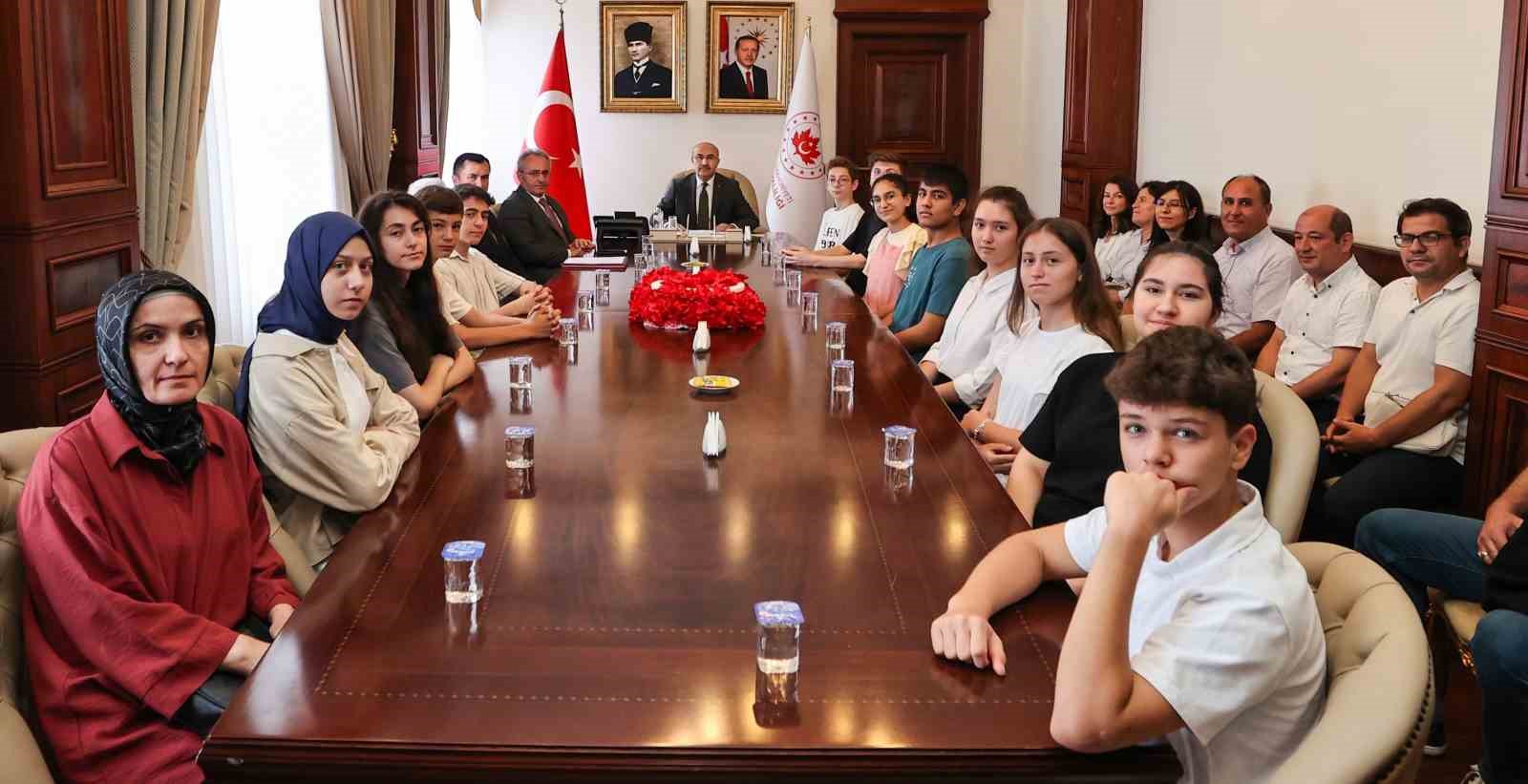 BURSA VALİSİ MAHMUT DEMİRTAŞ, LGS'DE 500 TAM PUAN ALARAK TÜRKİYE