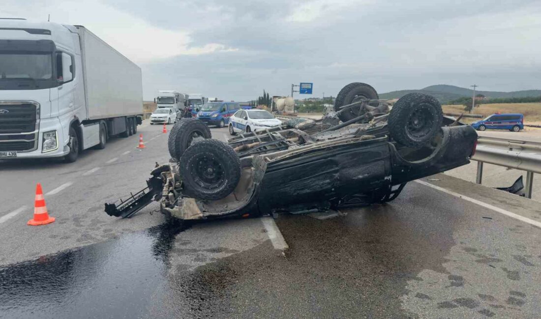 Yağışlı yolda kayan araç takla attı BURSA'DA DİREKSİYON HAKİMİYETİNİ KAYBEDEN KAMYONET TAKLA ATTI. TAKLA ATAN ARAÇTAN
