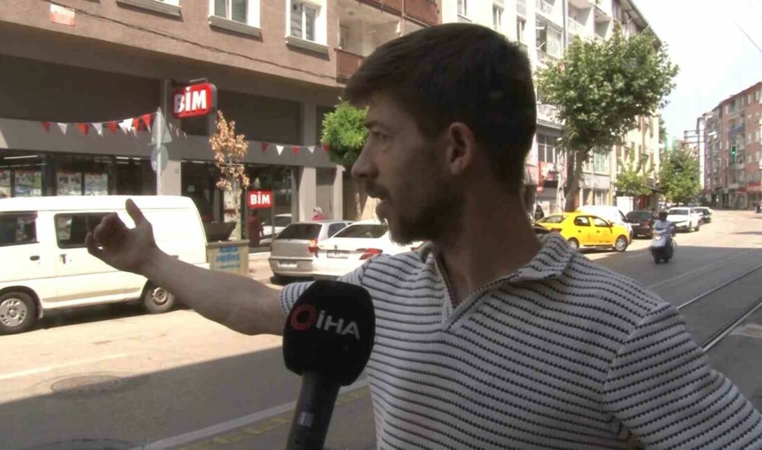 Yağmurun şiddetini çekerken az kalsın motokuryenin öldüğü kazayı çekecekti YUNUS HOCALAR