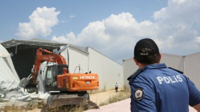 NİLÜFER'DE TARIM ALANLARINA YAPILAN KAÇAK FABRİKALAR YIKILIYOR