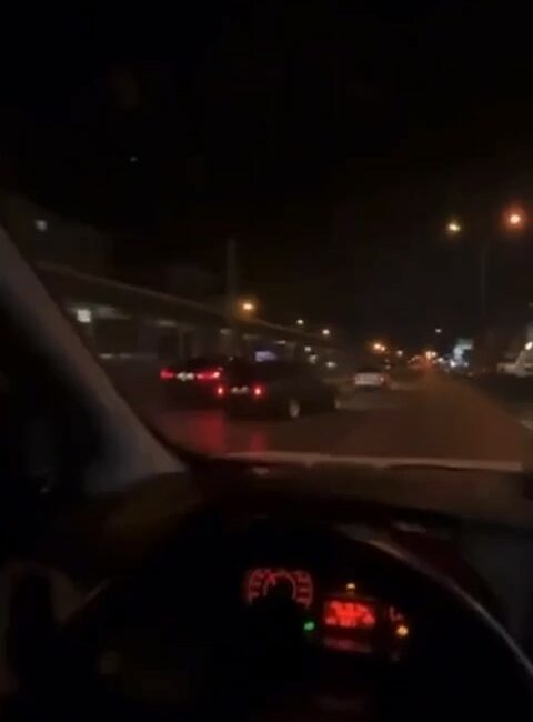 Yarışan araçlar trafikte dehşet saçtı BURSA'DA YARIŞAN İKİ OTOMOBİL TRAFİKTE DEHŞET SAÇTI. YARIŞAN OTOMOBİLLERDEN BİRİ