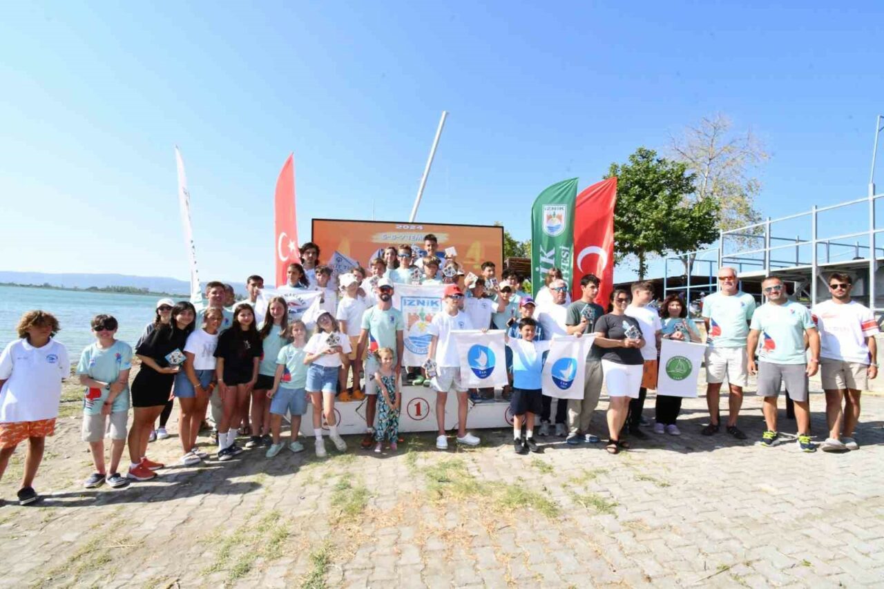 İZNİK GÖLÜ’NDE GERÇEKLEŞTİRİLEN YELKEN YARIŞLARINDA KUPALAR SAHİPLERİNİ BULDU.