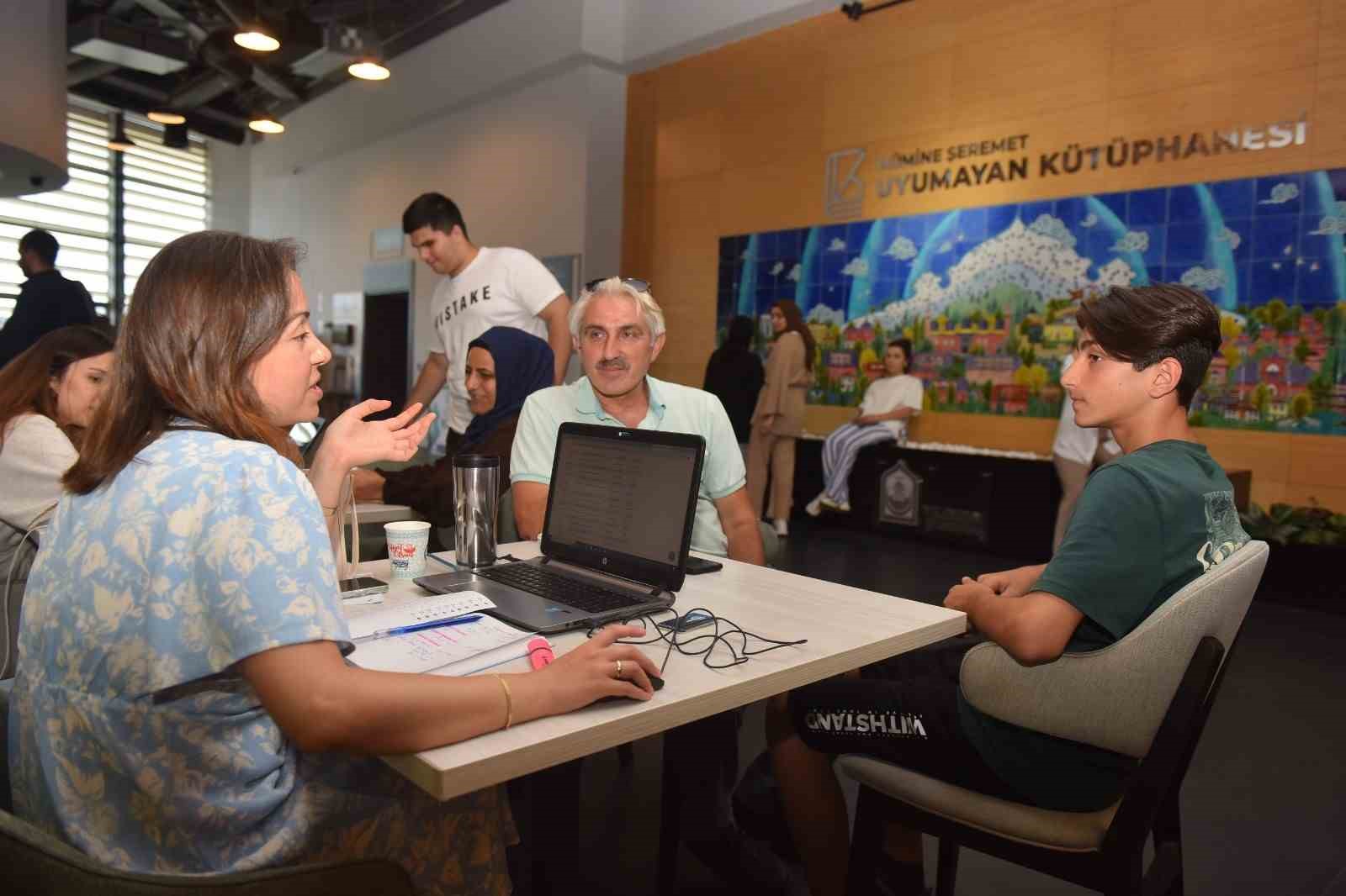 İLÇEYE KAZANDIRDIĞI KÜTÜPHANELER VE ÇALIŞMA SALONLARININ YANI SIRA; ÜCRETSİZ DENEME