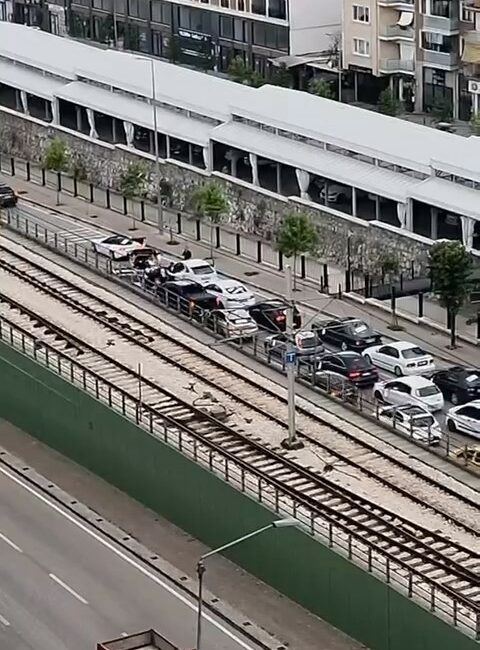 Yolu kapatıp halay çektiler, sürücüleri çileden çıkardılar BURSA'DA 2 AYRI DÜĞÜN KONVOYU YOL KESEREK HALAY ÇEKTİ. SÜRÜCÜLERİN