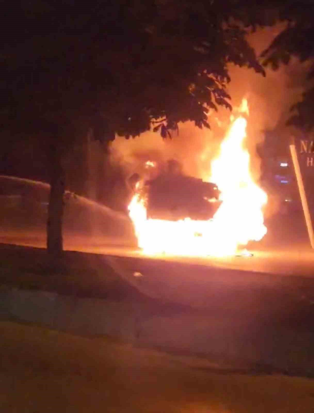 Bursa'nın Nilüfer ilçesinde, metrelerce sürüklenen araç alev aldı.