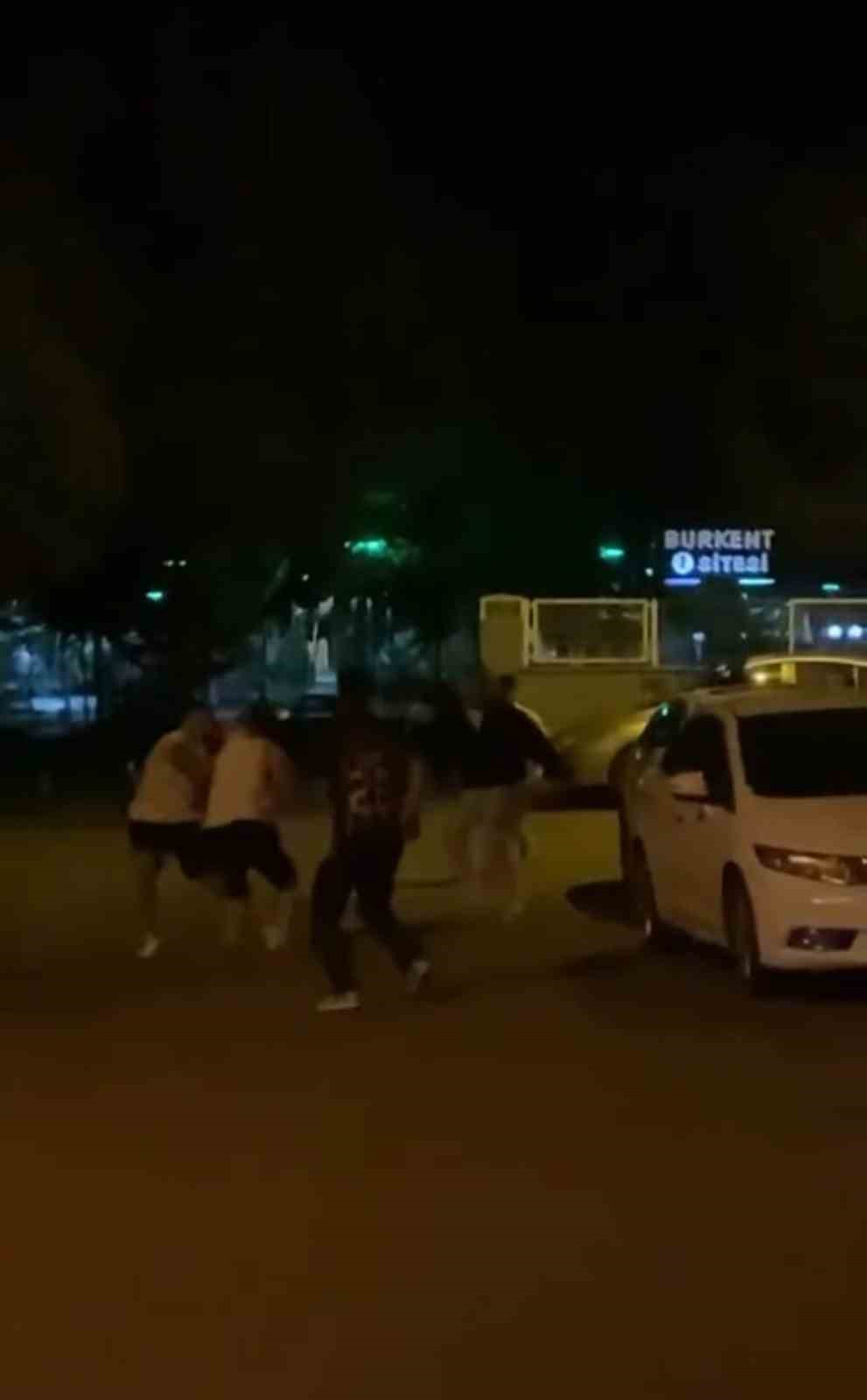 BURSA’DA 8 KİŞİ SOPA VE PALAYLA BİR KİŞİ BÖYLE DARP