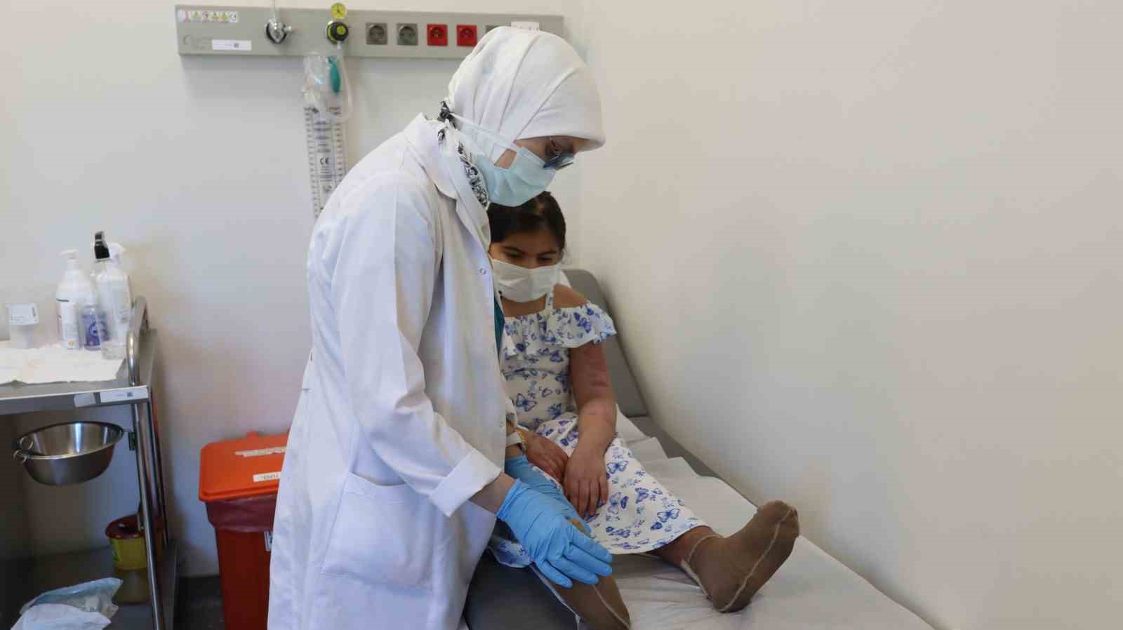 GÜNEŞ PANELİYLE OYUN OYNAMAK İSTEYEN KIZ ÇOCUĞU YANDI!