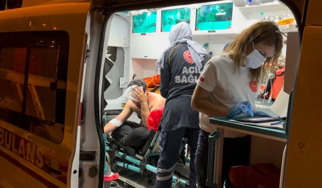 AİLESİYLE TARTIŞTI KENDİSİNİ AYIRMAK İSTEYEN GURUBA KÜFÜR EDİNCE HASTANELİK OLDU