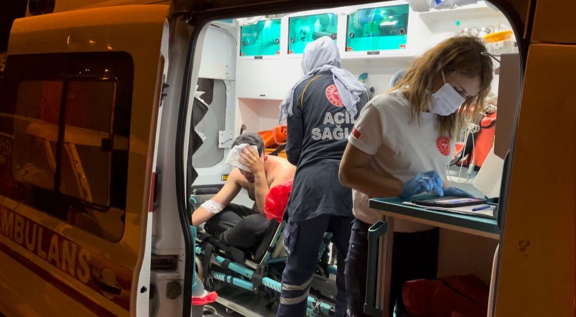 AİLESİYLE TARTIŞTI KENDİSİNİ AYIRMAK İSTEYEN GURUBA KÜFÜR EDİNCE HASTANELİK OLDU