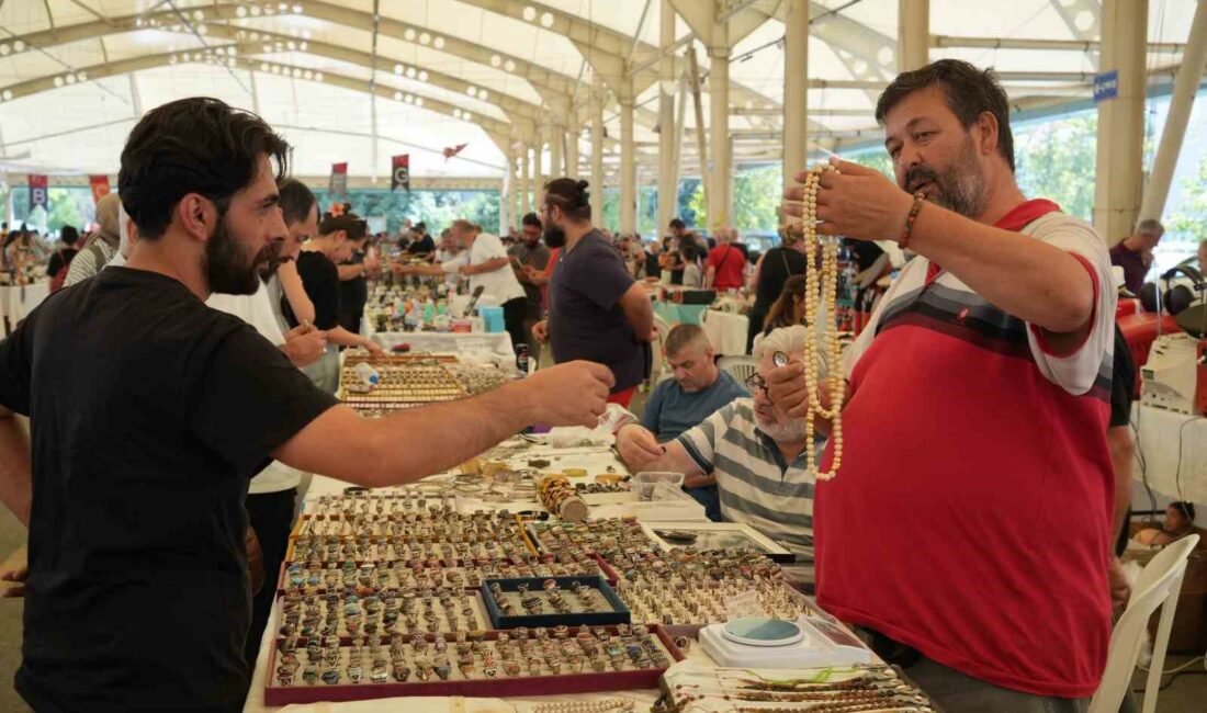 TÜRKİYE'NİN DÖRT BİR YANINDAN GELEN ANTİKA SEVERLER BURSA'DA BULUŞTU. BURSA'DA