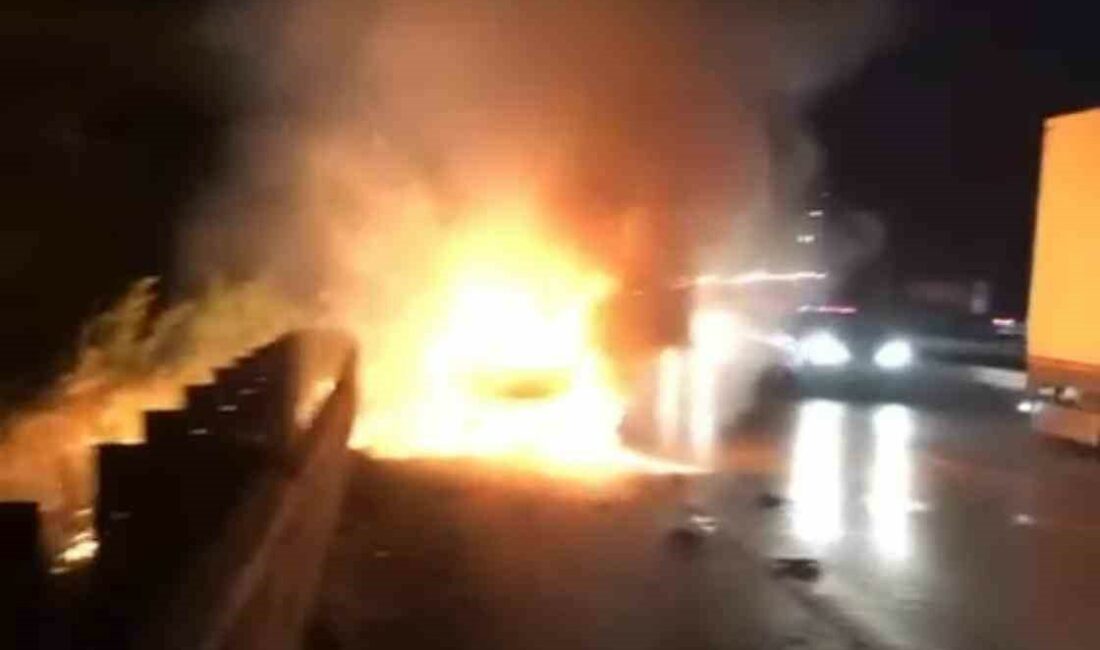 Arıza yapan araç bomba gibi patladı BURSA’DA SEYİR HALİNDE ARIZA YAPAN OTOMOBİL MOTOR KISMINDAN ALEV ALDI.