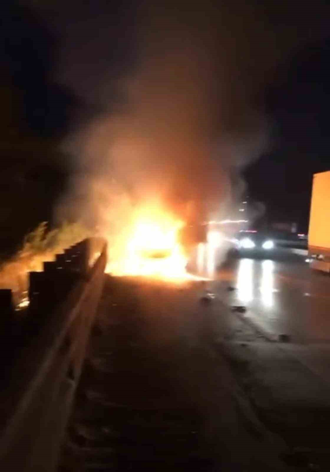 BURSA’DA SEYİR HALİNDE ARIZA YAPAN OTOMOBİL MOTOR KISMINDAN ALEV ALDI.