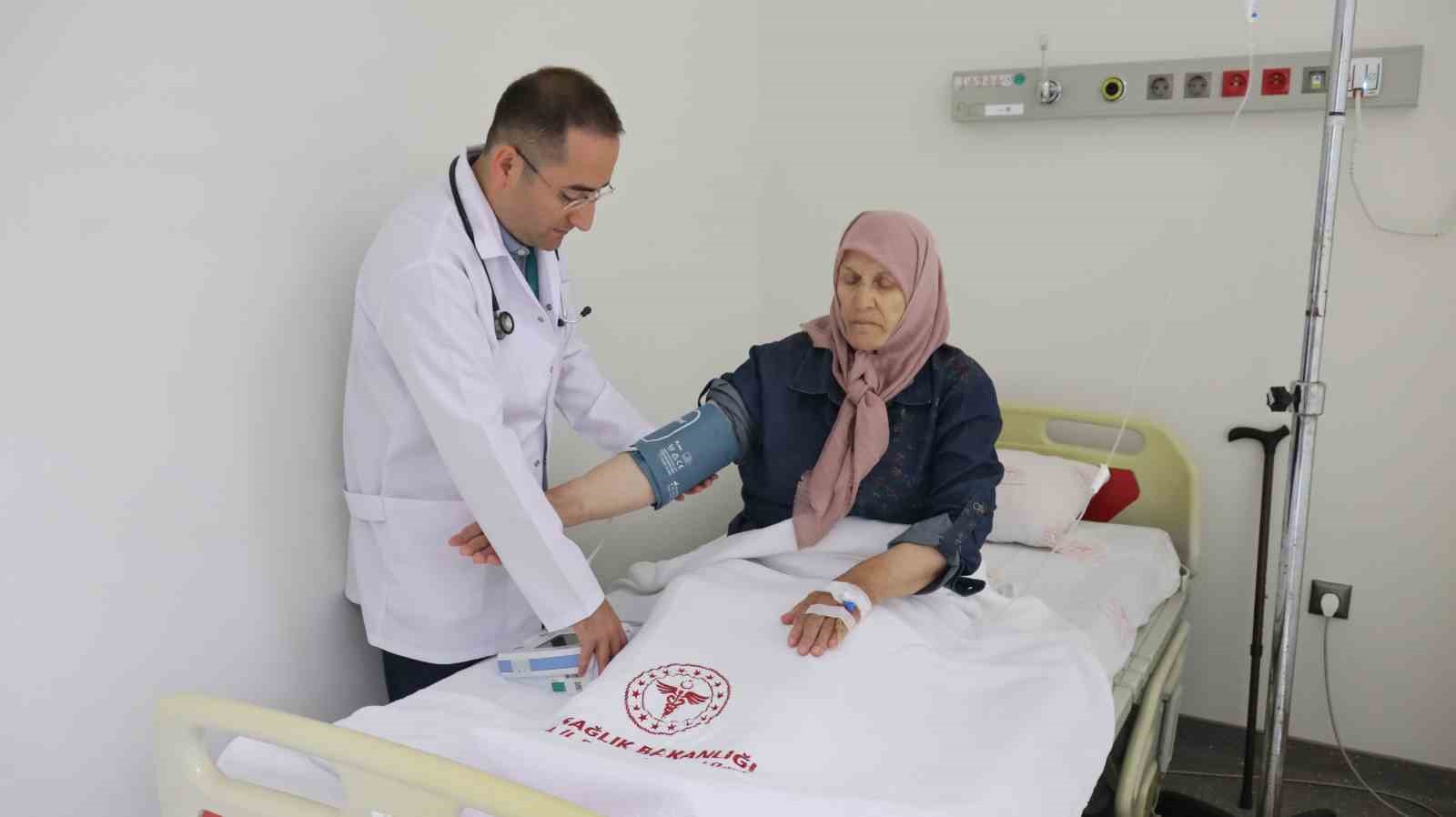 AŞIRI SICAKLAR NEDENİYLE VÜCUTTA MEYDANA GELEN SIVI KAYBININ KRONİK HASTA