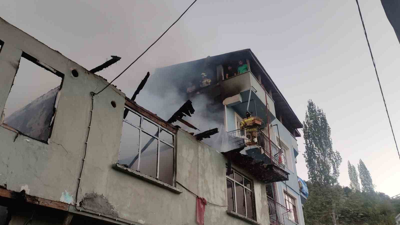 Bursa’nın Orhangazi ilçesinde, banyo sobasından çıkan yangında 2 katlı ev