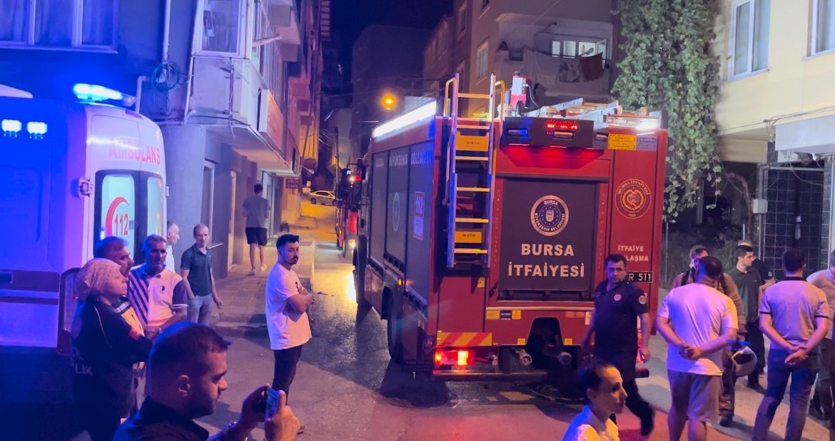 BURSA'DA 5 KATLI BİR APARTMANIN GİRİŞ KATINDA BULUNAN DEPODA BENZİN