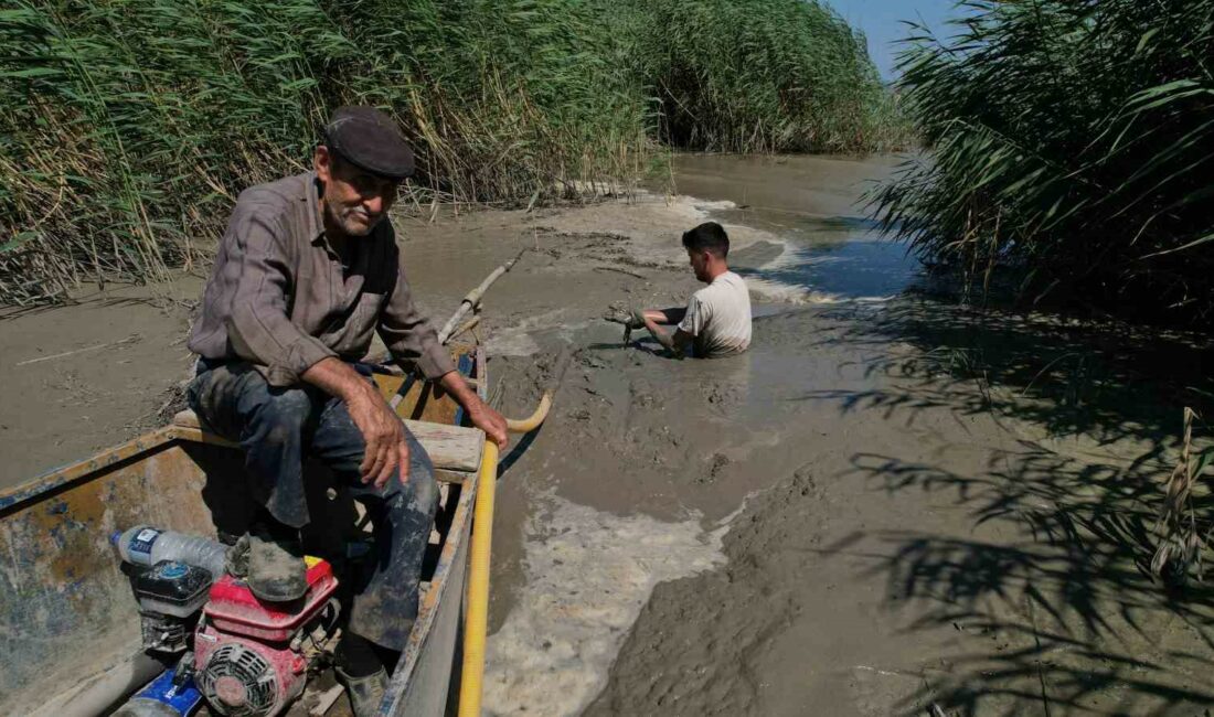Bir damla su için boğazlarına kadar çamura giriyorlar BURSA'NIN MUSTAFAKEMALPAŞA İLÇESİNDE HIRSIZLAR NEDENİYLE MAĞDUR OLAN ÇİFTÇİLER BİR DAMLA