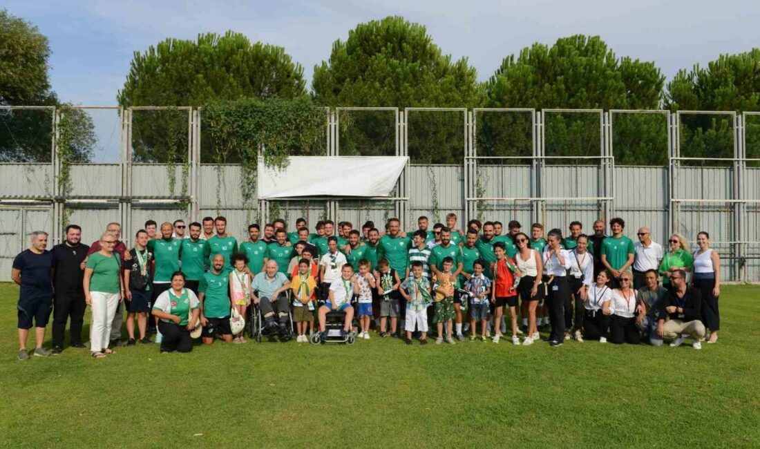 Bizim Ev’den Bursaspor’a moral ziyareti NİLÜFER BELEDİYESİ BİZİM EV ENGELLİLER SOSYAL YAŞAM DESTEK MERKEZİ KATILIMCILARI