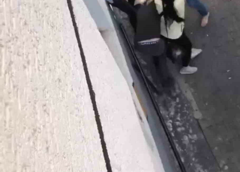 Borç kavgasında yumruklar havada uçuştu… O anlar kamerada BURSA’DA ARALARINDA ALACAK VERECEK MESELESİ BULUNAN İKİ KİŞİ, SOKAK ARASINDA