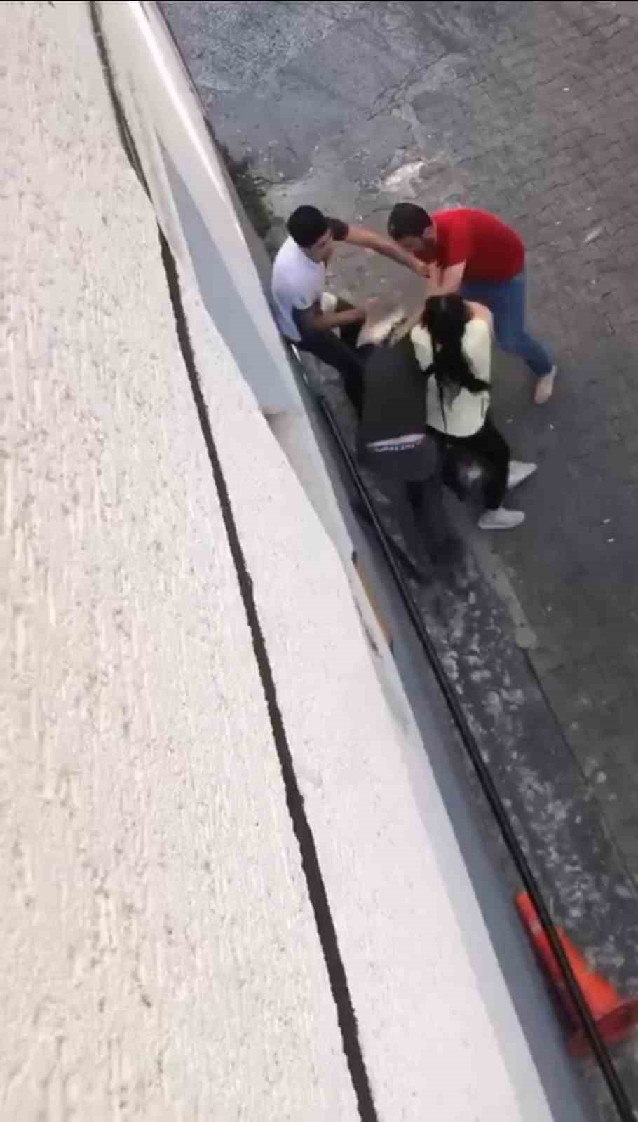 BURSA’DA ARALARINDA ALACAK VERECEK MESELESİ BULUNAN İKİ KİŞİ, SOKAK ARASINDA