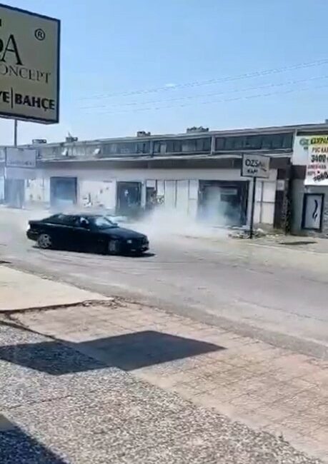 Bu driftin bedeli ağır oldu BURSA'DA SOKAK ÜZERİNDE DRİFT ATAN OTOMOBİL SÜRÜCÜSÜ İŞ YERİ SAHİPLERİNİ