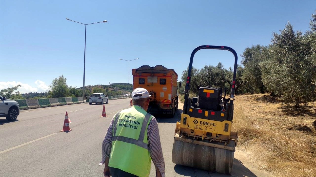 BURSA-MUDANYA YOLUNDA OLUŞAN ÇATLAKLAR BURSA BÜYÜKŞEHİR BELEDİYE EKİPLERİ TARAFINDAN
