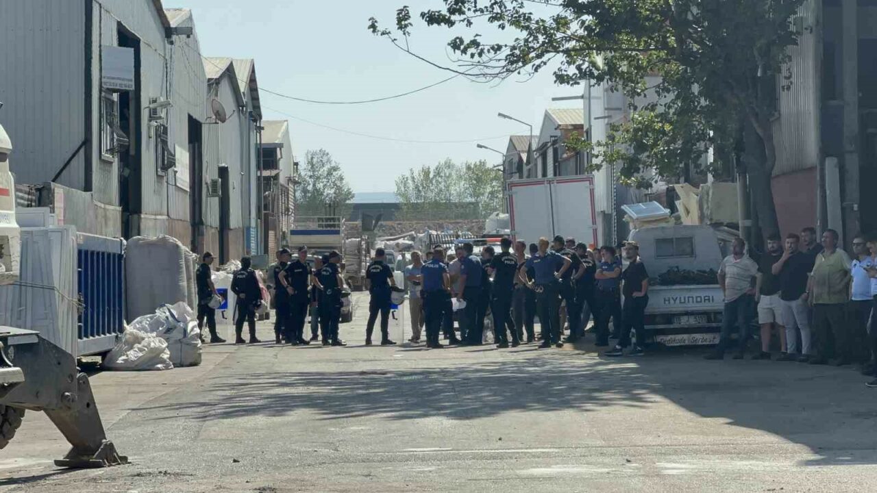 BURSA'DA KAÇAK YAPILARIN YIKIMI, GENİŞ GÜVENLİK ÖNLEMLERİ ALTINDA GERÇEKLEŞİYOR