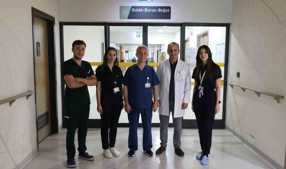 Bursa Şehir Hastanesi’nden bir ilk ÇOCUKLUK ÇAĞINDA GEÇİRDİĞİ ATEŞLİ BİR HASTALIK YÜZÜNDEN İŞİTME KAYBI YAŞAYAN