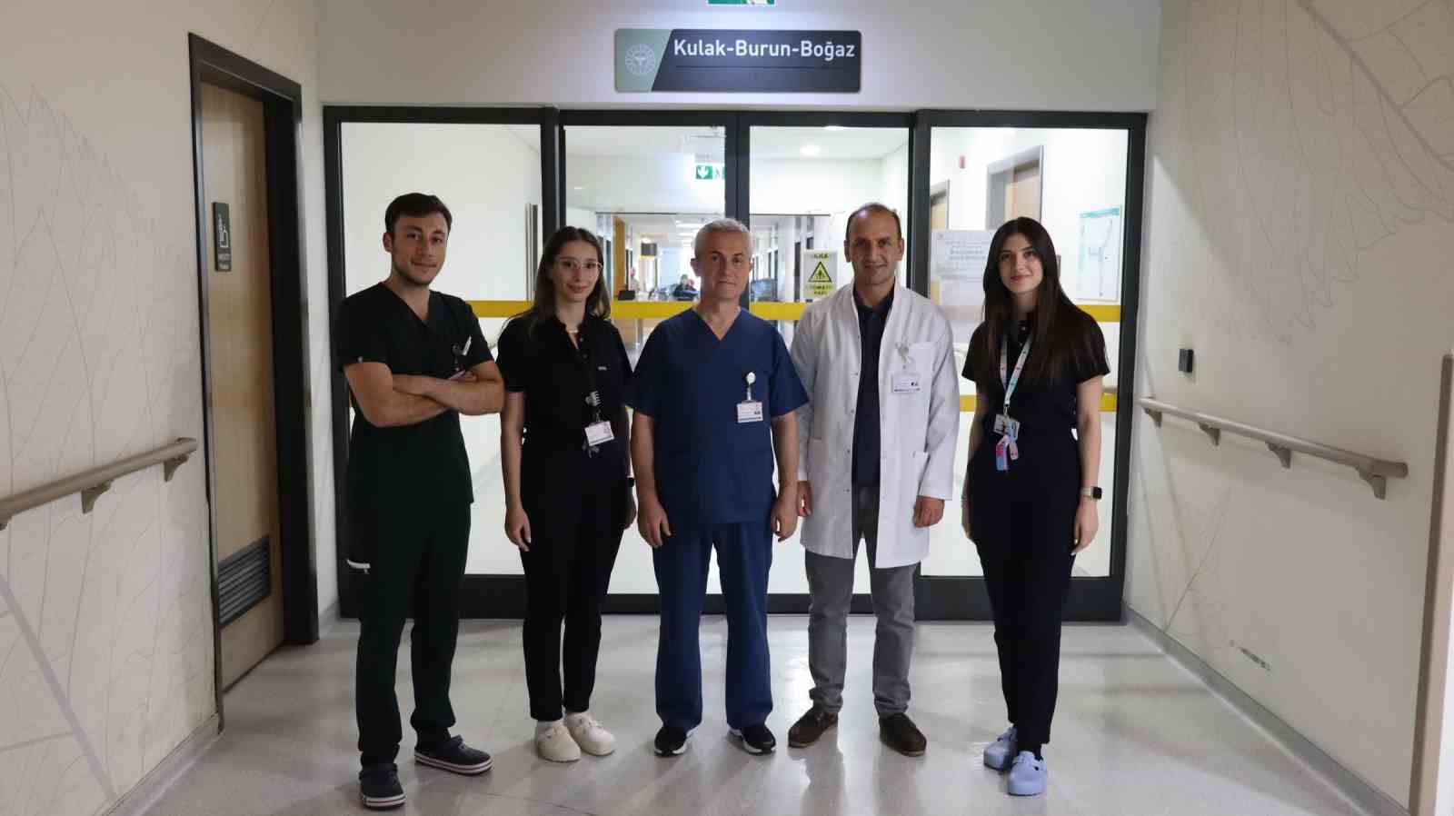 ÇOCUKLUK ÇAĞINDA GEÇİRDİĞİ ATEŞLİ BİR HASTALIK YÜZÜNDEN İŞİTME KAYBI YAŞAYAN