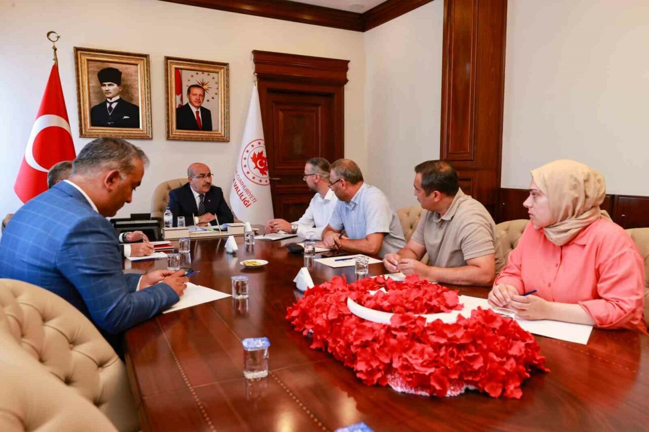 BURSA VALİSİ DEMİRTAŞ, ZİNCİR MARKET TEMSİLCİLERİYLE GÖRÜŞTÜ