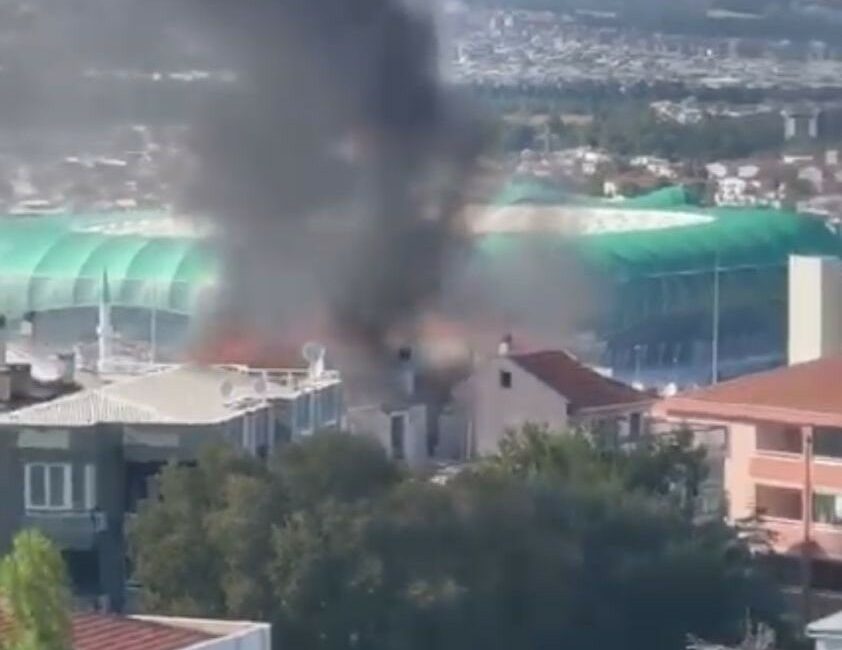 BURSA'DA 5 KATLI BİR APARTMANIN ÇATI KATI ALEV ALEV YANDI.