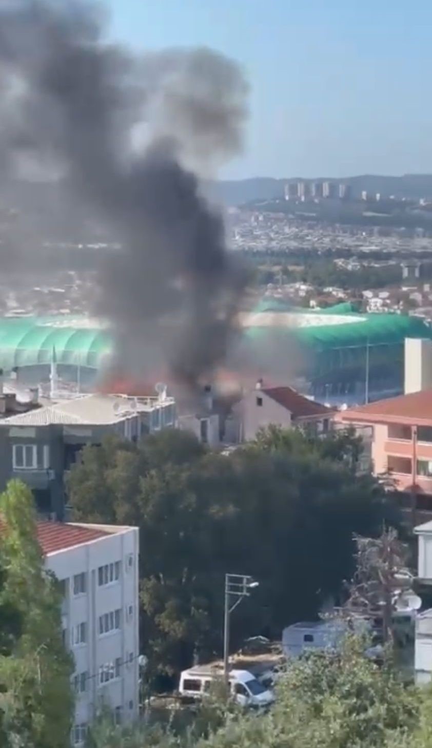 BURSA'DA 5 KATLI BİR APARTMANIN ÇATI KATI ALEV ALEV YANDI.