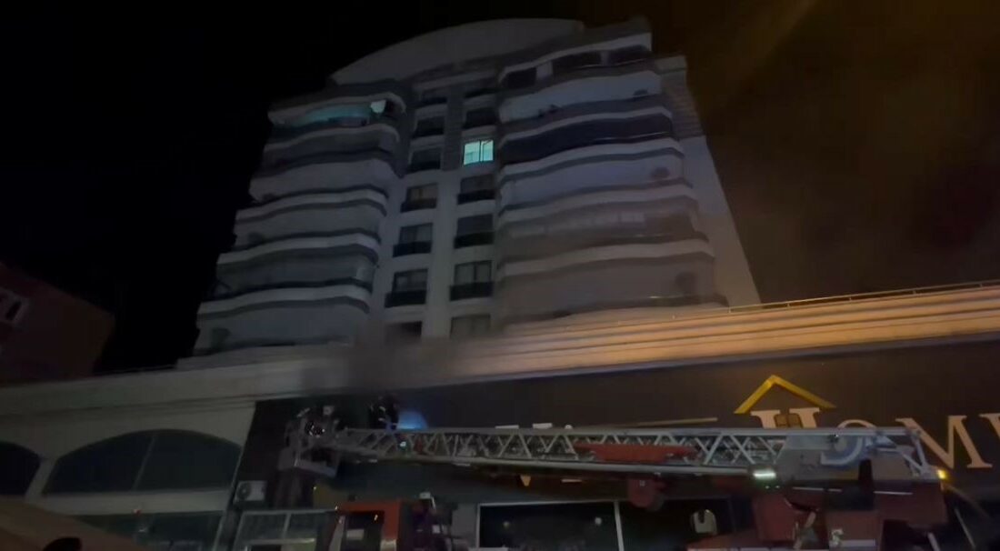 Bursa’da 7 katlı apartmanın altındaki züccaciye dükkanında çıkan yangın korku dolu anlar yaşattı BURSA'DA 7 KATLI APARTMANIN GİRİŞ KATINDA YANGIN KORKU DOLU ANLAR