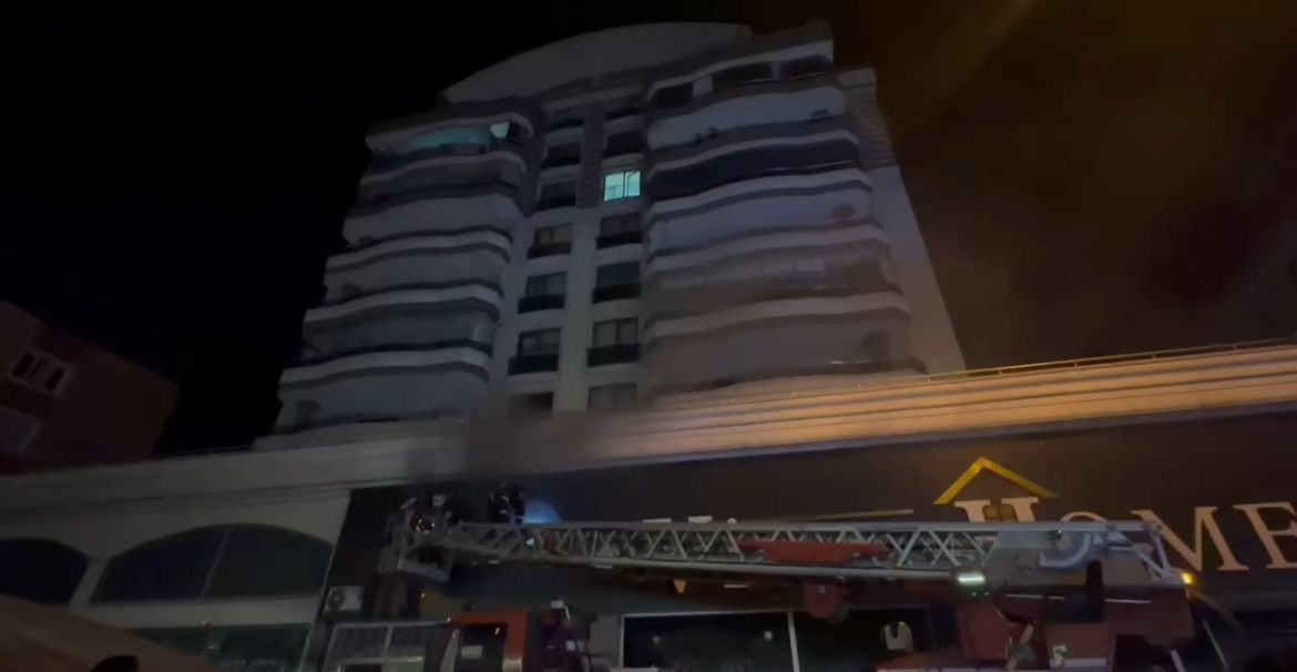 BURSA'DA 7 KATLI APARTMANIN GİRİŞ KATINDA YANGIN KORKU DOLU ANLAR