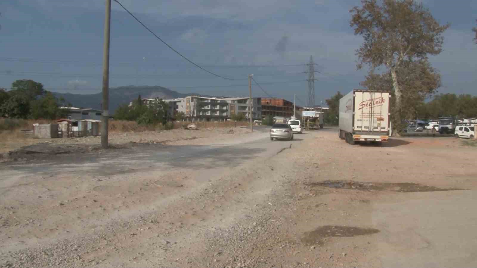 BURSA'DA SÜRÜCÜSÜNÜN KONTROLÜNDEN ÇIKAN PANELVAN ARAÇ, PAZAR ALIŞVERİŞİNDEN DÖNEN ANNE