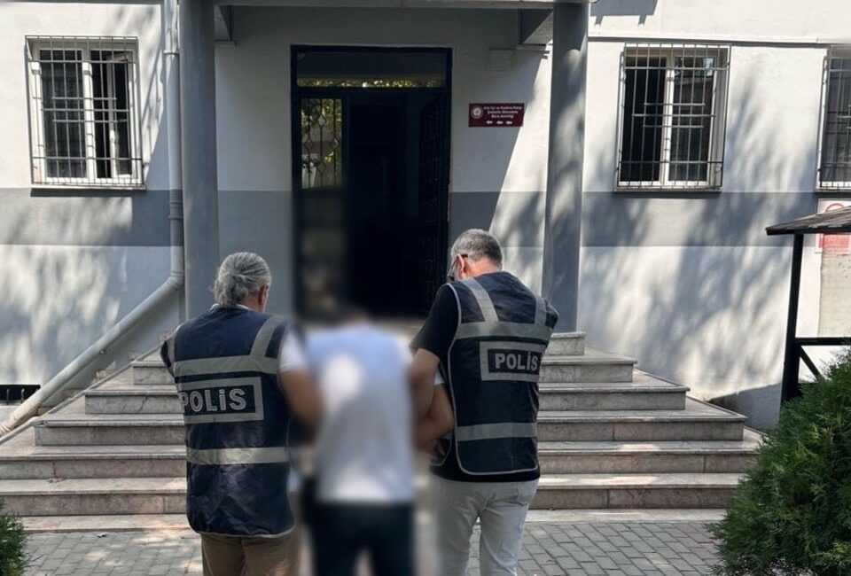 Bursa’da azılı dolandırıcı, parkta otururken yakalandı BURSA'DA AZILI DOLANDIRICI, PARKTA OTURURKEN YAKALANDI