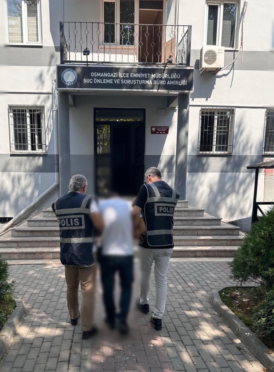 BURSA'DA AZILI DOLANDIRICI, PARKTA OTURURKEN YAKALANDI